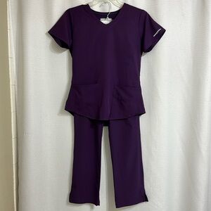 Women’s Skechers by Barco short sleeve scrub set. Size S